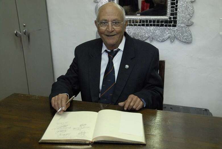 Imagen de archivo de Juan de Paz firmando en libro de honor de El Casino de Telde (Foto TA)